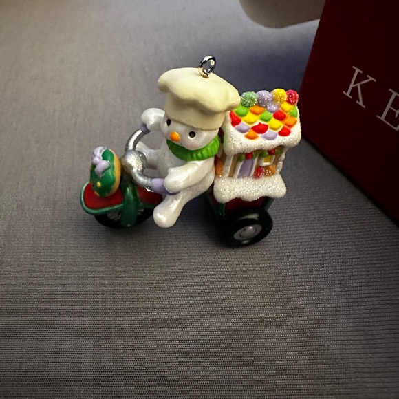 Hallmark keepsake 2020 cupcake delivery ornament - Picture 4 of 4